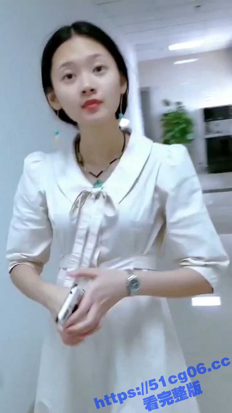 公司女厕所偷拍妹子尿尿 你以为这样就结束了吗 竟然还敢当面搭讪小姐姐 胆子太大了! - 51吃瓜网-51吃瓜网