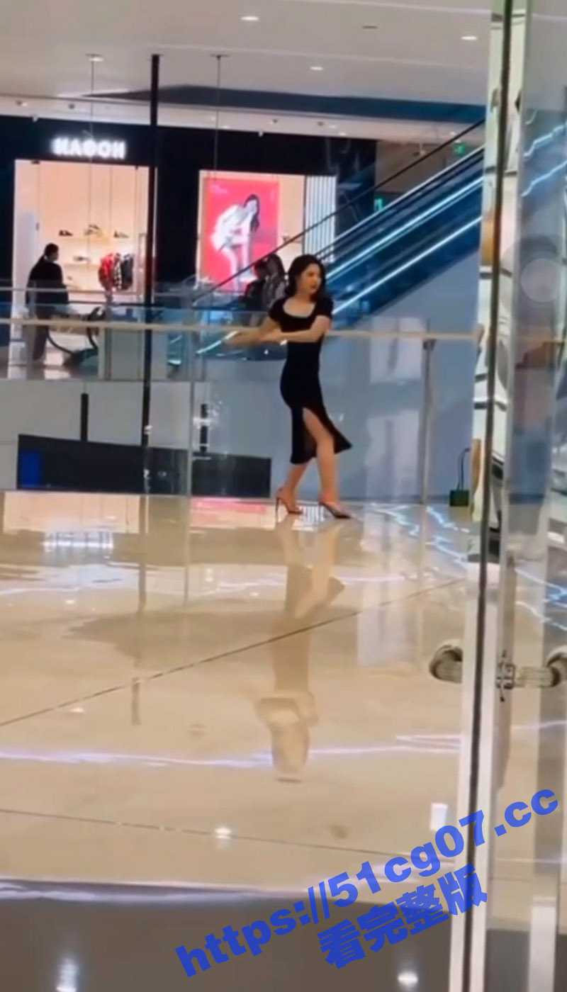 社死现场！合肥骚逼少妇在商场跳舞转圈录视频时 脚底一滑导致下体走光 乌黑的阴毛清晰可见 - 51吃瓜网-51吃瓜网