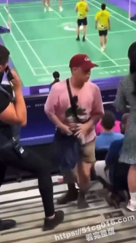 法国巴黎奥运会男子羽毛球双打比赛中 台独女子高喊台湾加油 被红帽粉衣男抢走标牌 原视频！-51吃瓜网