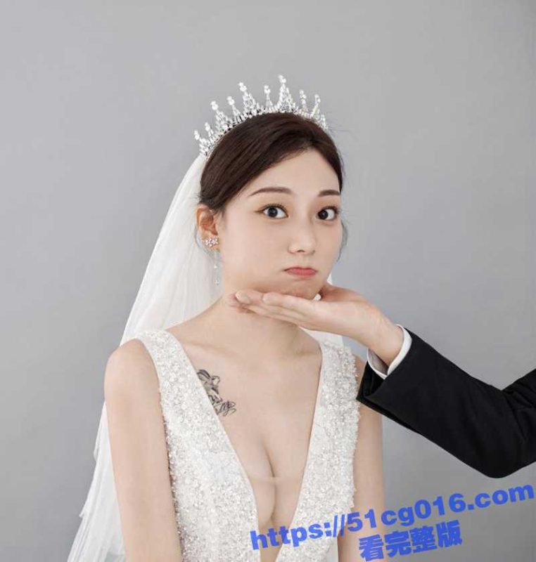 青岛母狗人妻张雨筠 刚新婚的小骚妇 身材极品皮肤白嫩 在床上特别风骚 展示嫩穴被大鸡巴后入爆操-51吃瓜网