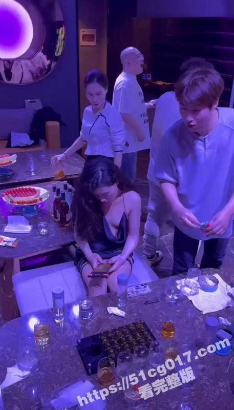 美女 先别玩手机了 你奶子和逼逼都露出来了!气质美女出门不穿内衣裤直接来KTV浪 这也奔放 太骚了吧-51吃瓜网