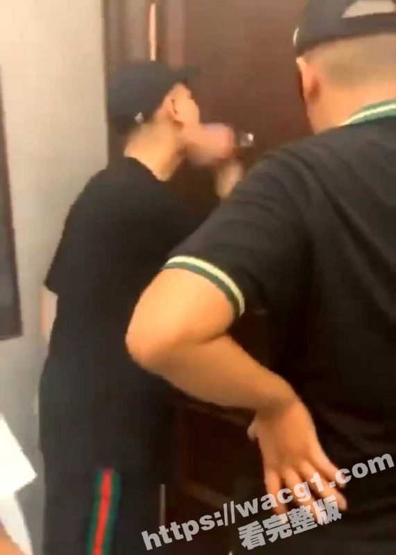 离了个大谱! 成都绿帽老公带兄弟抓奸 居然发现淫妻正在跟两男玩多P 骚货你玩的够狠!-51吃瓜网