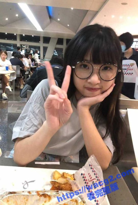 骚女友自拍 甜美型清纯眼镜妹 日常自拍 翻白眼吐舌展示身材 她男友可真性福！-51吃瓜网