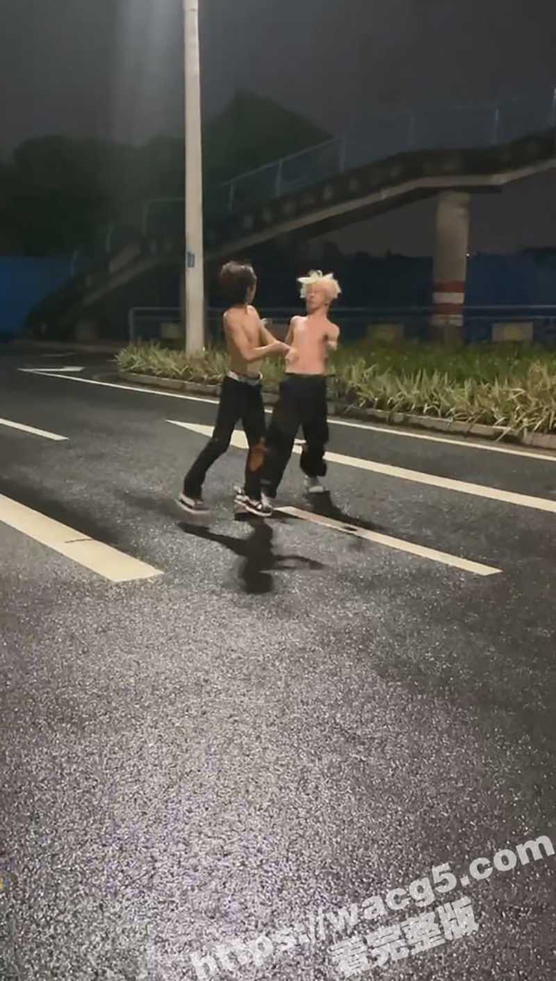 广西洗剪吹精神小伙街头大战 拳拳到肉精彩程度不亚于NFC 单挑便群殴 摄影视角也堪称一流！ - 51吃瓜网-51吃瓜网