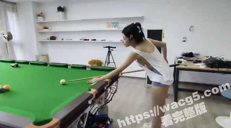 这就是那种几百块一小时的台球陪打员吗 这么性感的妹妹陪你打台球还是挺值的-51吃瓜网