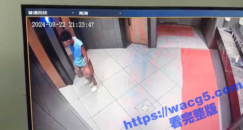 河南平顶山某火锅店内 男孩在店里跟踪女性顾客进入厕所后趴地偷窥 男孩家长说看看不行吗! - 51吃瓜网-51吃瓜网