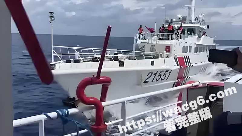 南海局势升级 菲律宾3002号船 非法冲闯南沙区域 企图输送物资 冲撞海警舰艇发生擦碰 已有菲人员落水-51吃瓜网