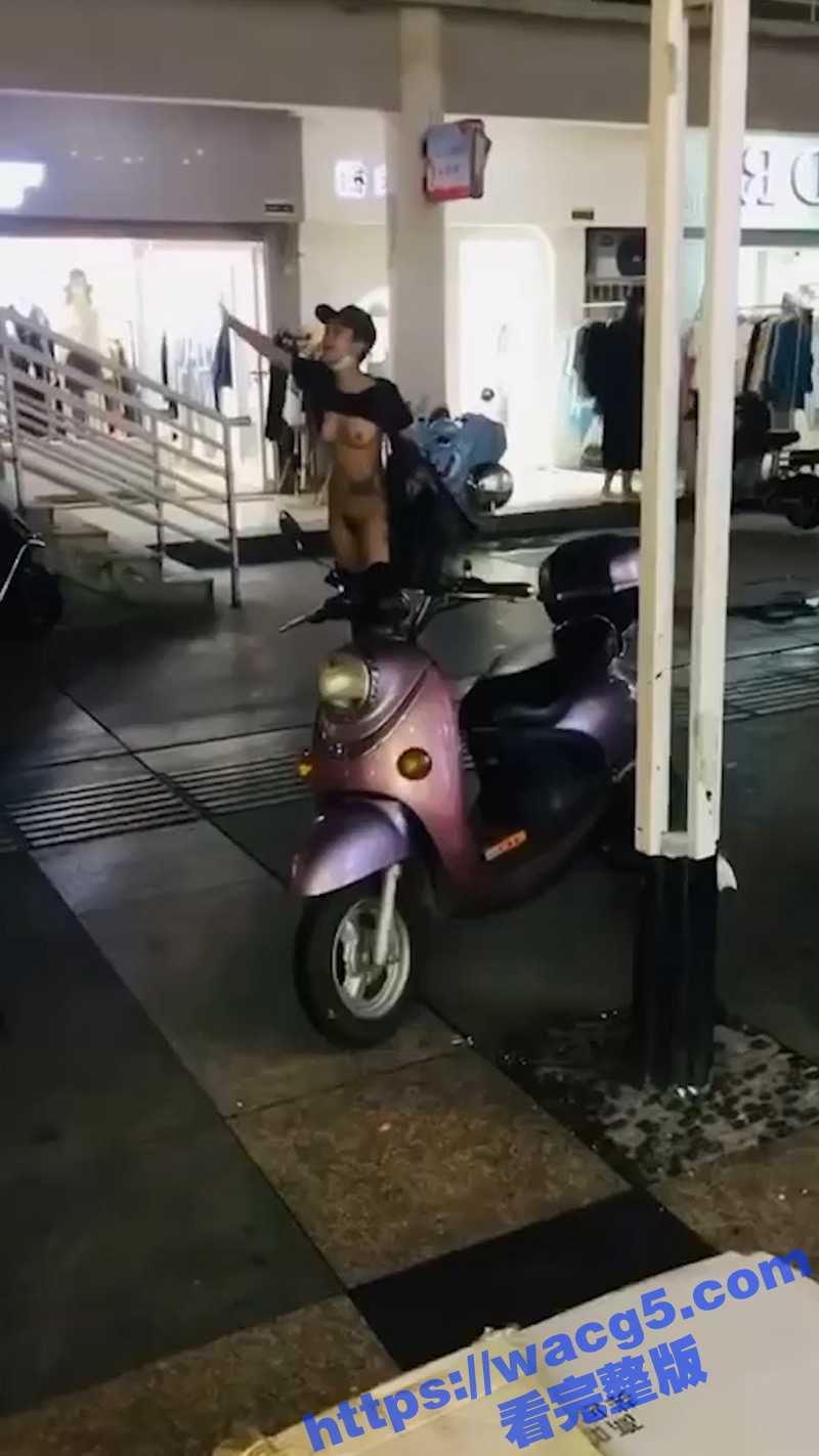 成熟小少妇在商场与街头大胆露奶脱裤子露逼 是主人的任务呢 还是精神有问题？ - 51吃瓜网-51吃瓜网