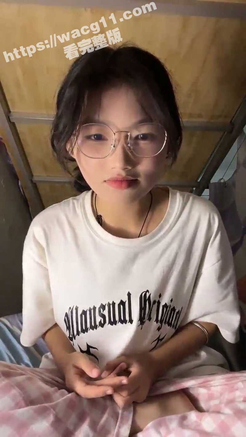 大学女神自慰偷拍曝光！211高校的眼镜妹反差婊，在宿舍蚊帐里疯狂发骚，贫乳玩弄假屌，爽到痉挛高潮！ - 51吃瓜网-51吃瓜网