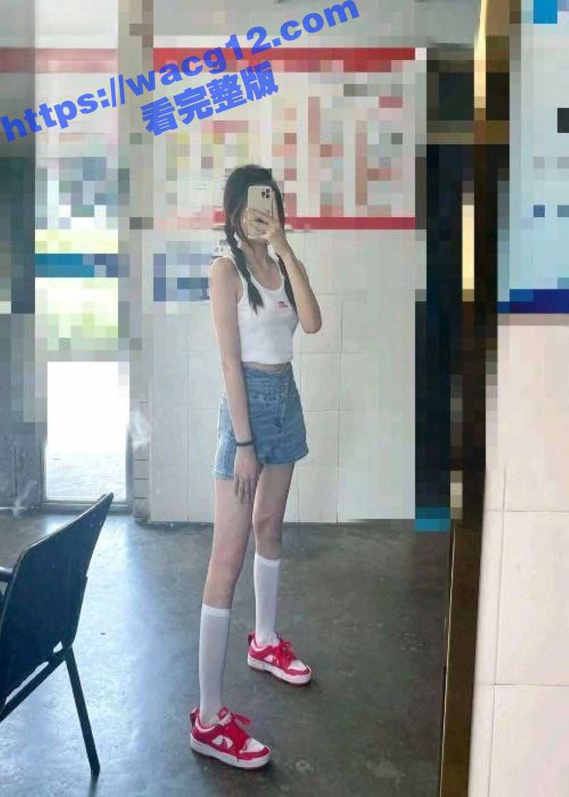 趁爸妈不在家 偷偷溜进妹妹的房间强插妹妹的小嫩逼 每一下都直达子宫 把妹妹干的不停的高潮 ！ - 51吃瓜网-51吃瓜网