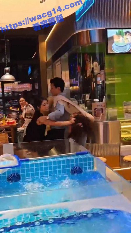 每日一抓！一家海鲜烧烤店铺原配上演现场抓小三戏目 止不住怒火疯狂爆扇小三和老公耳光看着都痛 全程语音非常清晰 必看！-51吃瓜网