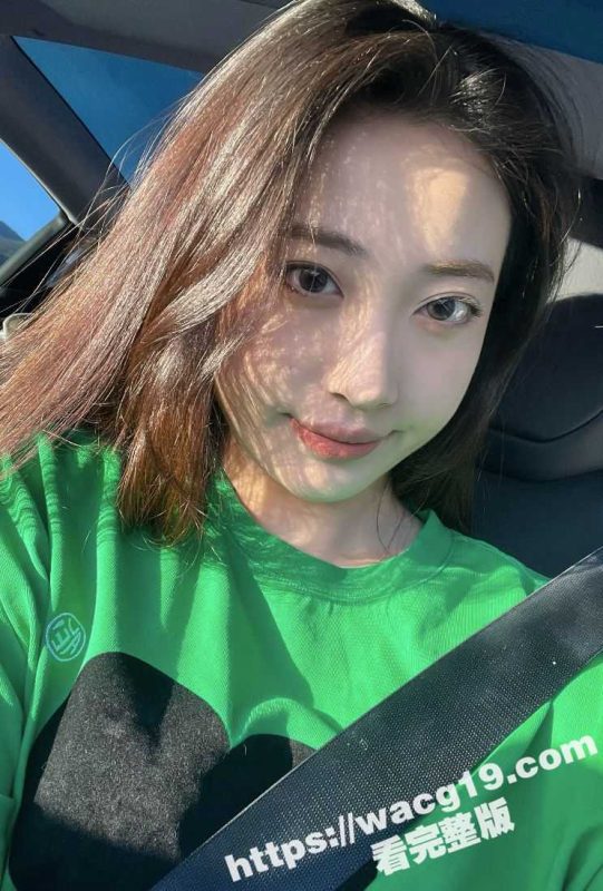 性感尤物学姐禁欲两个月 我刚回公寓就扑上来 后入狂顶蜜臀 小穴紧得让我遭不住 直接射爆在她脸上！-51吃瓜网