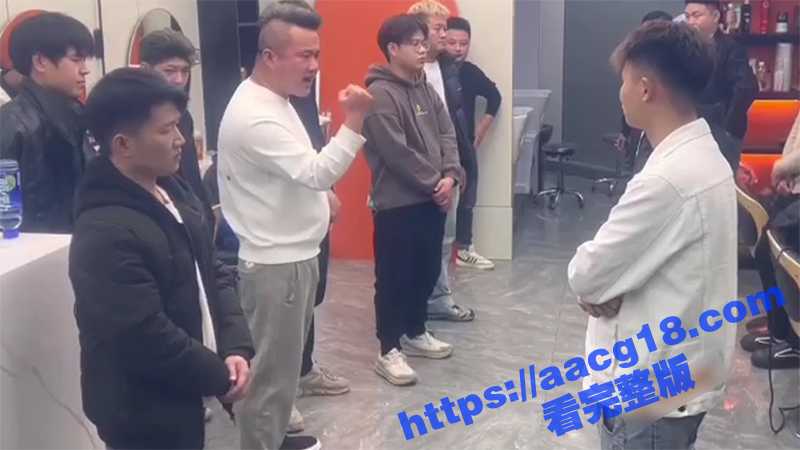 理发店店长鼓励员工 竟然狂扇自己嘴巴 这是进过传销组织么 店长扇完员工也开始扇 太奇葩了-51吃瓜网