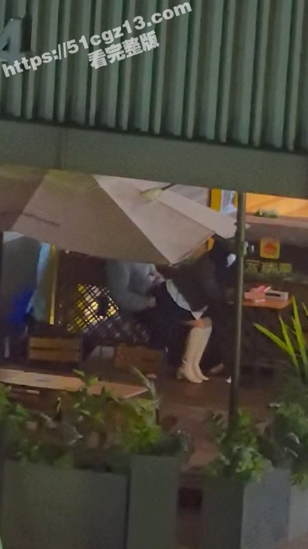 成都港汇天地餐厅活春宫上演 一男一女露天性爱激情忘我 春天都没到就发骚发情了！-51吃瓜网