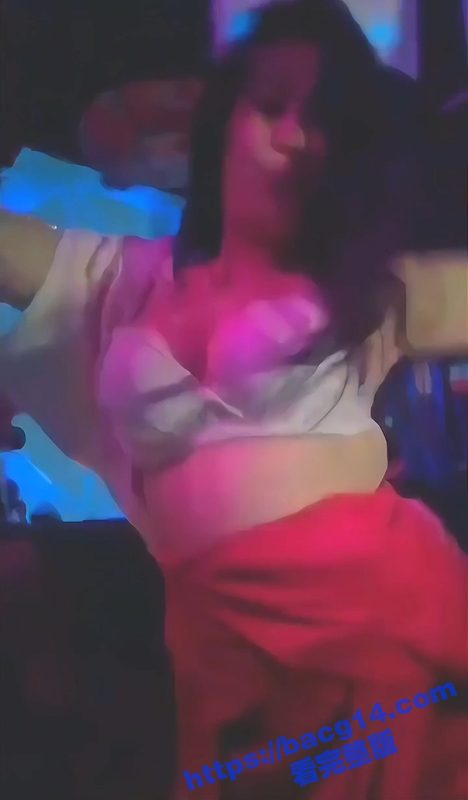 红衣美女酒吧大跳脱衣舞 醉酒美女在一声声赞扬声中彻底放飞自我 直接跟路人贴面互摸-51吃瓜网