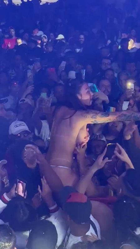 巴西女歌手演唱会Pipokinha 被多位男粉丝摸胸 拉扯丁字内裤-51吃瓜网