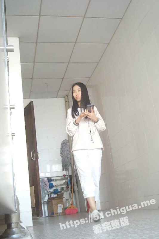 瓜友偷拍珍藏版！素颜清纯女神上厕所突然来了性欲 饥渴的拿手机看黄片 当场手淫高潮！-51吃瓜网