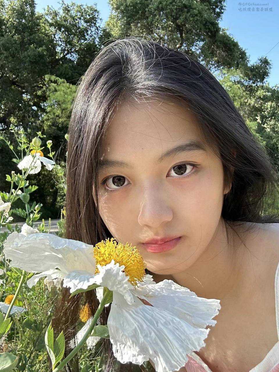 表妹爱上表哥 还在上大学的表妹 风情万种的样子和她含情脉脉的口交 简直就是人间尤物 - 51吃瓜网-51吃瓜网