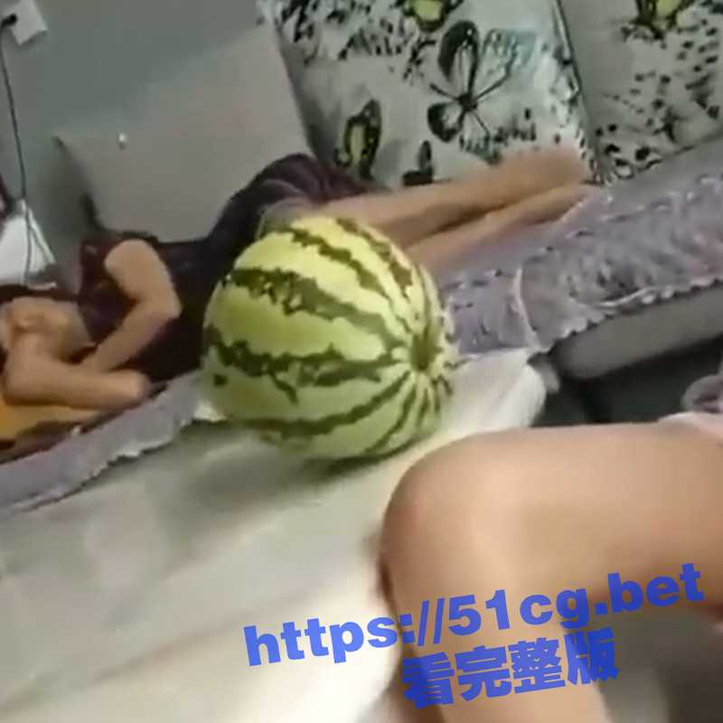手机换表妹！把旧手机送给表妹用 表妹答应我在家不穿内裤 小短裤坐着 小嫩逼若隐若现 太诱人了 - 51吃瓜网-51吃瓜网