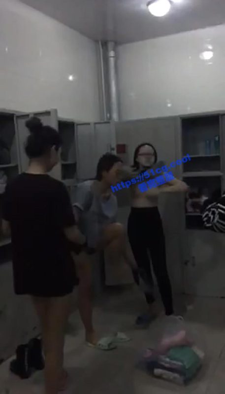 牛逼男子收买女学生偷拍女澡堂-51吃瓜网