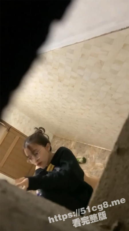 偷拍女大学生洗澡！戴眼镜的极品巨乳女室友身材太棒了 好想冲上去啊！-51吃瓜网